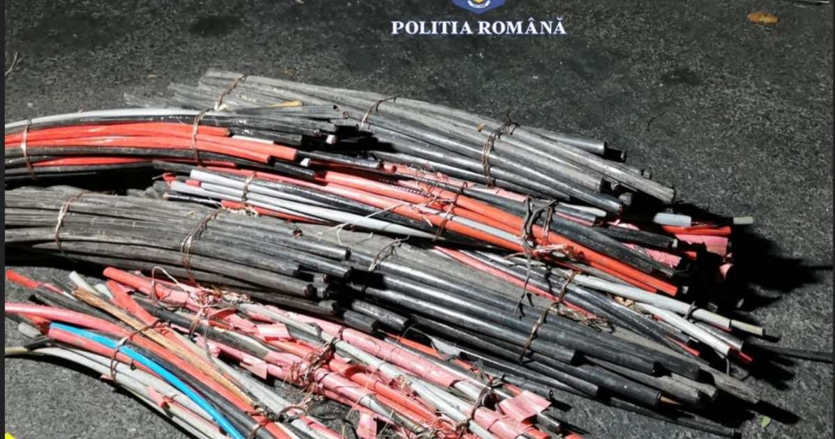 Trio de "electricieni" la ore nepotrivite: o fată și doi tineri, prinși cu portbagajul plin de cupru furat din Caransebeș