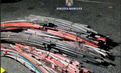 Trio de "electricieni" la ore nepotrivite: o fată și doi tineri, prinși cu portbagajul plin de cupru furat din Caransebeș