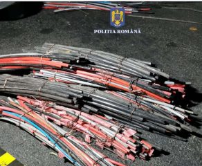 Trio de "electricieni" la ore nepotrivite: o fată și doi tineri, prinși cu portbagajul plin de cupru furat din Caransebeș