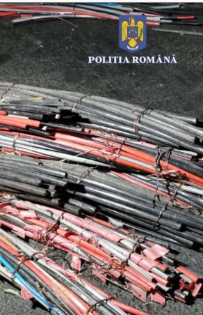 Trio de "electricieni" la ore nepotrivite: o fată și doi tineri, prinși cu portbagajul plin de cupru furat din Caransebeș