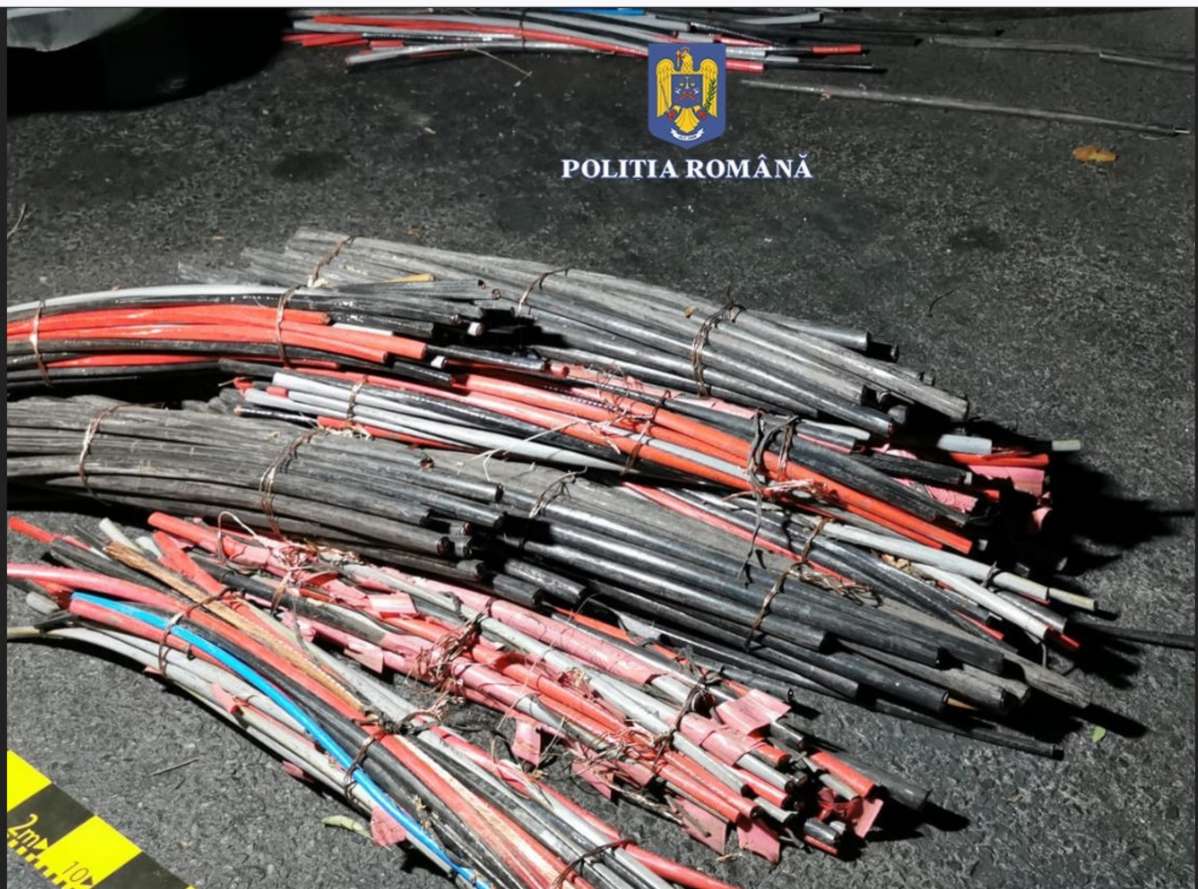 Trio de „electricieni” la ore nepotrivite: o fată și doi tineri, prinși cu portbagajul plin de cupru furat din Caransebeș
