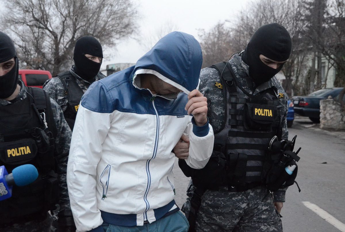 BOMBA ZILEI LA REȘIȚA! MONSTRUL DIN VECINĂTATE A FOST SĂLTAT DE MASCAȚI!
