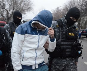 BOMBA ZILEI LA REȘIȚA! MONSTRUL DIN VECINĂTATE A FOST SĂLTAT DE MASCAȚI!
